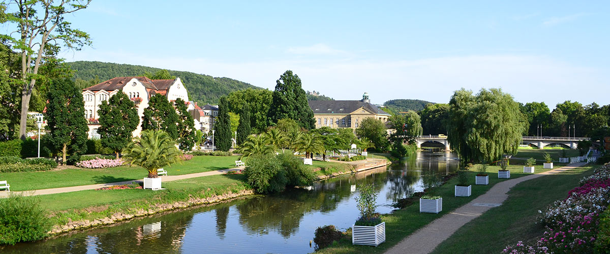 Bad Kissinger Regentenbau vom Rosengarten aus Bad Kissinger Regentenbau vom Rosengarten aus