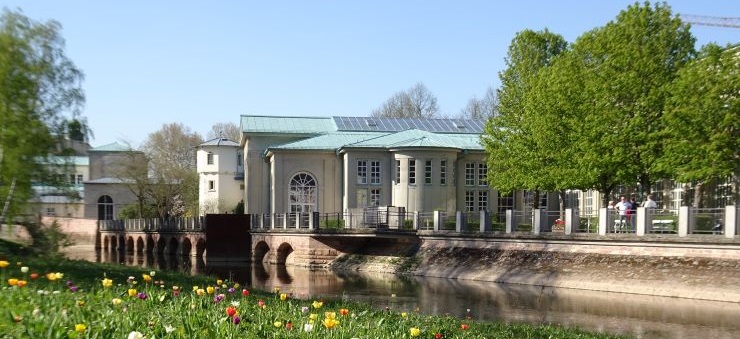 Bad Kissinger Regentenbau vom Rosengarten aus Bad Kissinger Regentenbau vom Rosengarten aus