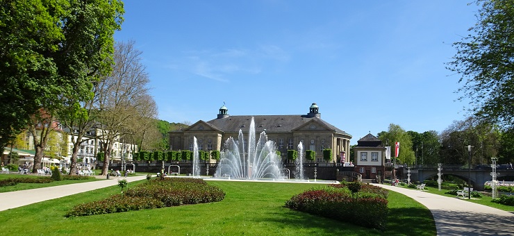 Bad Kissinger Regentenbau vom Rosengarten aus Bad Kissinger Regentenbau vom Rosengarten aus